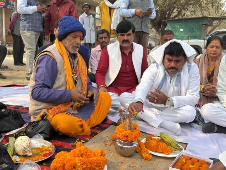 राज्य मंत्री संजीव सिंह गौड़ ने किया डाला–गजराज नगर संपर्क मार्ग का भूमि पूजन।