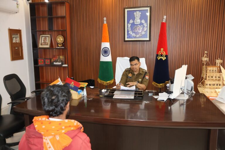 Sonbhadra News:जनता दर्शन में एसपी ने सुनी आमजन की समस्याएं, त्वरित एवं निष्पक्ष निस्तारण के दिए निर्देश