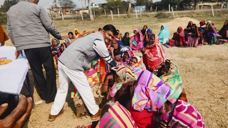 क्षेत्र पंचायत सदस्य के नेतृत्व में सदर प्रमुख ने गरीबों में बांटा कंबल.