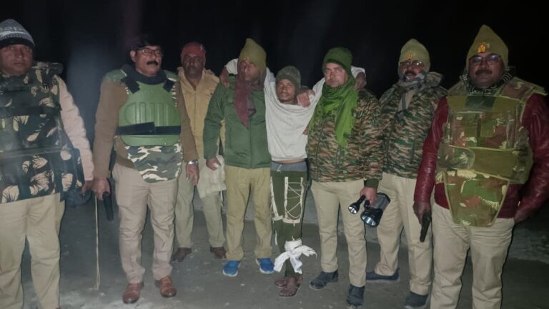 कोन पुलिस को बड़ी कामयाबी : महिला का भेष बनाकर हाईवे लूटने वाला ₹10 हजार का इनामिया बदमाश मुठभेड़ में घायल, अवैध असलहा बरामद