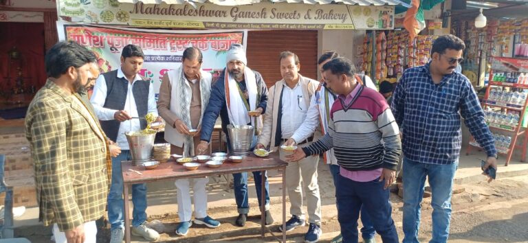 गणेश पूजा समिति द्वारा खिचड़ी वितरण का आयोजन