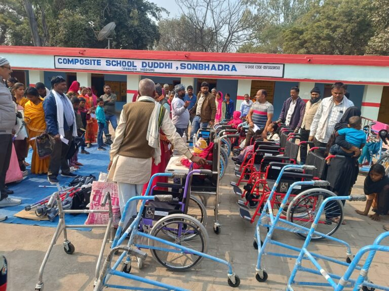 दुद्धी बीआरसी में दिव्यांग बच्चों को वितरित हुए सहायक उपकरण.