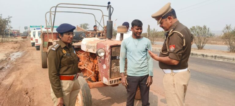 सड़क दुर्घटनाओं की रोकथाम के लिए यातायात पुलिस की सख्त कार्रवाई, सड़क किनारे खड़े वाहनों पर चला अभियान
