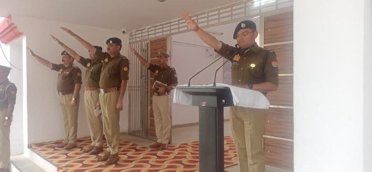 राष्ट्रीय मतदाता दिवस पर पुलिस अधिकारियों एवं कर्मचारियों को दिलाई गई लोकतंत्र की शपथ.