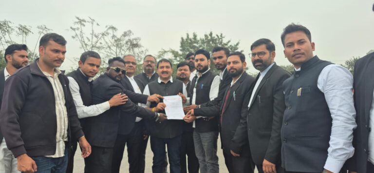 दुद्धी के अधिवक्ताओं में आक्रोश, टोल प्लाजा घटना पर सौंपा गया ज्ञापन