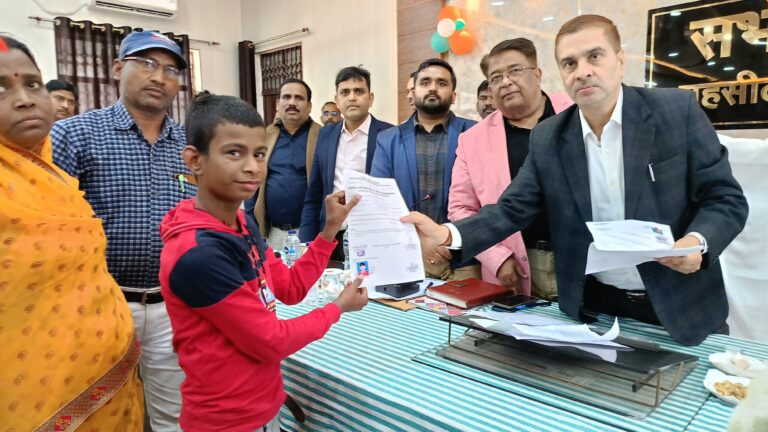 Sonbhadra:संपूर्ण समाधान दिवस पर जिलाधिकारी की अभिनव पहल, तहसीलों में ही मिल रहा जनकल्याणकारी योजनाओं का लाभ