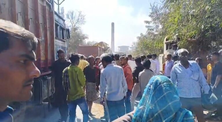 Sonbhadra News: सड़क हादसे में युवक की मौत, बेटी का इलाज के लिए आया था अस्पताल