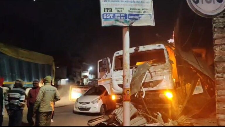 Sonbhadra News:अनियंत्रित ट्रक पांच दुकानों सहित 5 गाड़ियों को रौंदा, लाखों का नुकसान