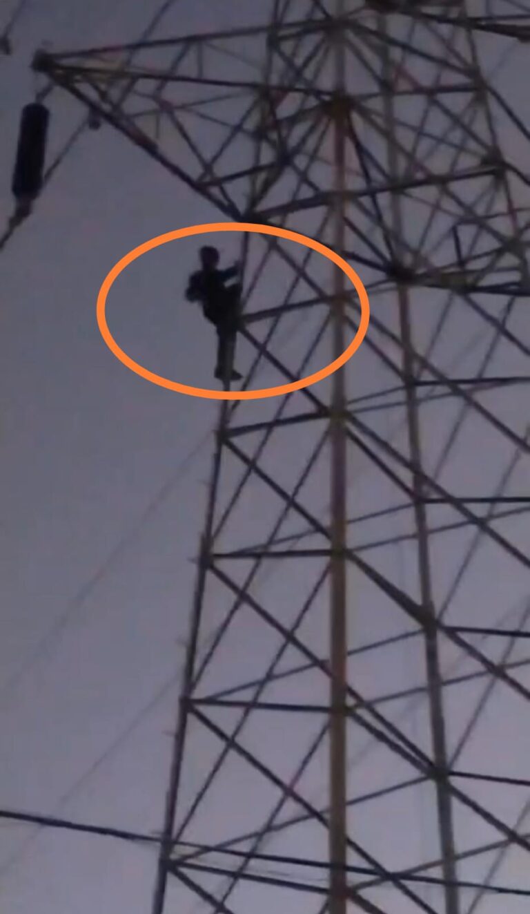 Sonbhadra News:पत्नी के विदाई न होने से क्षुब्ध होकर दामाद चढ़ा 33 हजार के हाईटेंशन विद्युत टावर पर
