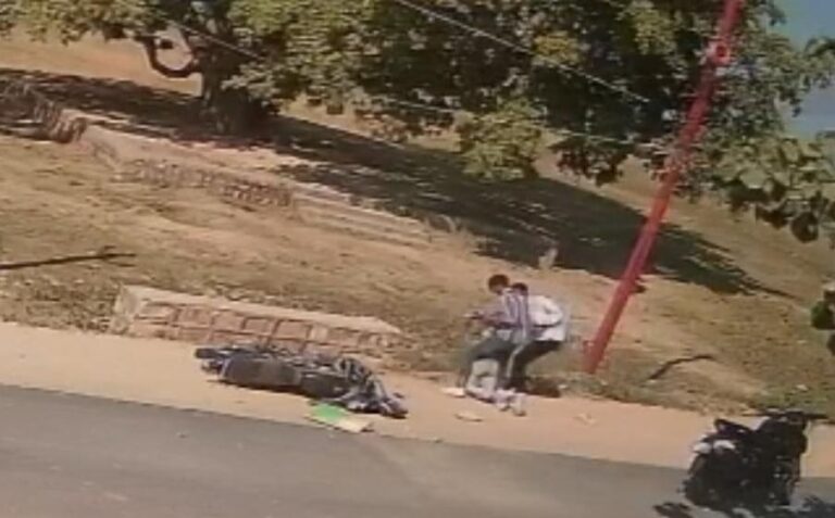 Sonbhadra:आमने सामने बाइक की टक्कर में बाइक सवार युवक की मौत , चचेरा भाई घायल