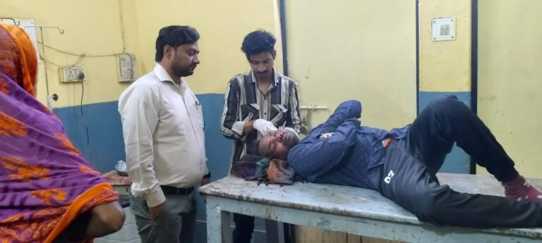 जीजा-साला सड़क हादसे में गंभीर रूप से घायल, साले का कान का बाहरी हिस्सा कटकर अलग , जिला अस्पताल रेफर
