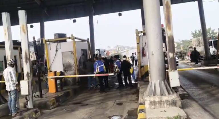 Sonbhadra breaking:टोल प्लाज़ा के कर्मी ने अधिवक्ता पर किया वार, अधिवक्ता सहित तीन घायल, मारपीट का वीडियो सोशल मीडिया पर वायरल