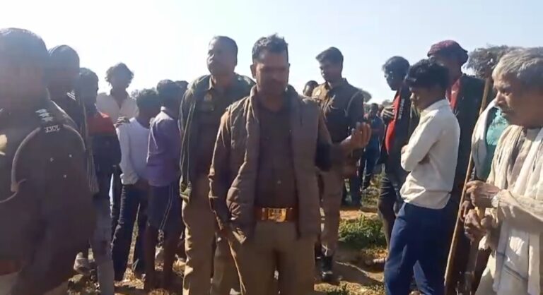 Sonbhadra News :ट्यूब पर बैठकर नदी पार कर रहे पति, पत्नी और चार वर्ष की मासूम गिरे नदी में, मासूम और महिला डूबे, दो शव बरामद