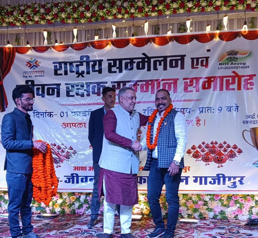 जीवन रक्षक सम्मान से सम्मानित हुए रेनुकूट के अमित चौबे।