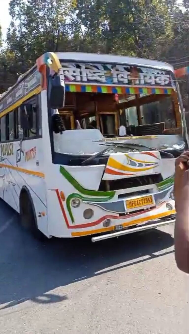 रजखड़ घाटी में बड़ा हादसा टला: अनियंत्रित होकर पीछे लुढ़की रोडवेज बस, सिद्धिविनायक बस से टक्कर — कई यात्री घायल
