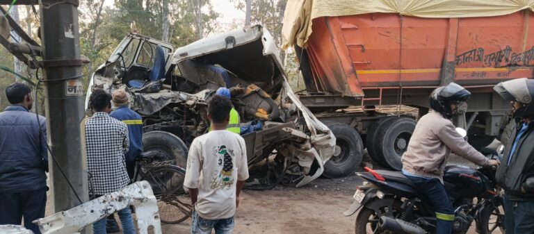 रेणुकूट में दो ट्रकों की आपस मे जबरदस्त टक्कर,VMart के पास हादसा, वाहन क्षतिग्रस्त, चालक केबिन में फंसा