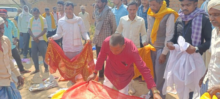 Sonbhadra: कानपुर में हादसे का शिकार मजदूर का शव गांव पहुंचा, कोहराम