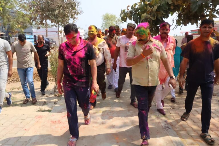 होली त्यौहार सकुशल सम्पन्न होने के उपरान्त पुलिस लाइन चुर्क में खेली गई पुलिस की होली