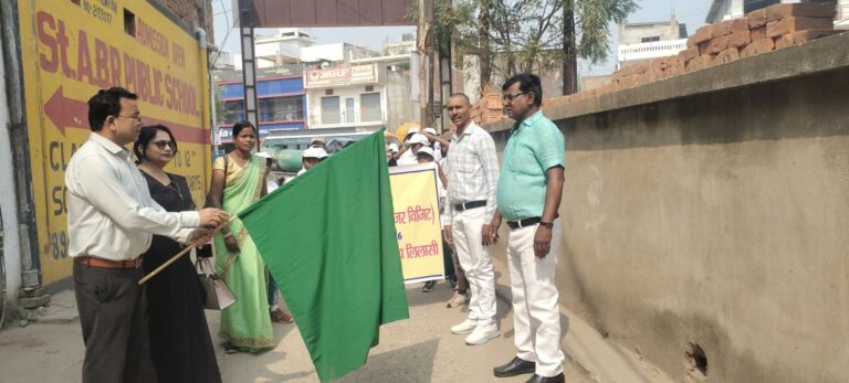 खण्ड शिक्षा अधिकारी ने हरी झंडी दिखाकर रवाना किया छात्रों का दल, स्कूल ट्विनिंग प्रोग्राम के तहत सीबीएसई विद्यालय का किया भ्रमण