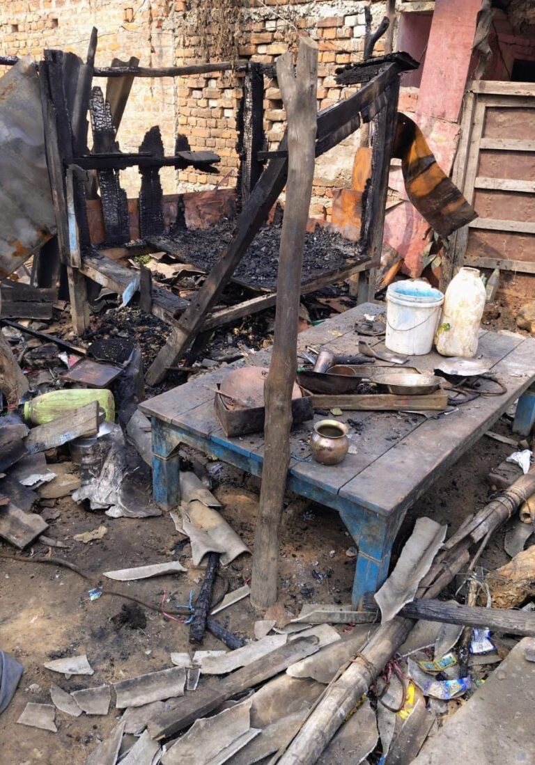 बिजली के तार से शार्ट सर्किट चाय पान के गुमती में लगा आग चार लोग घायल