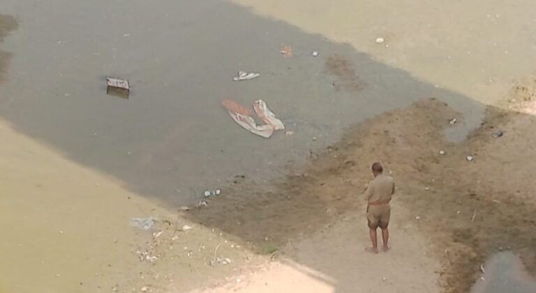 Breaking: चोपन पुल से युवती ने लगाई छलांग, गंभीर रूप से हुई जख्मी।