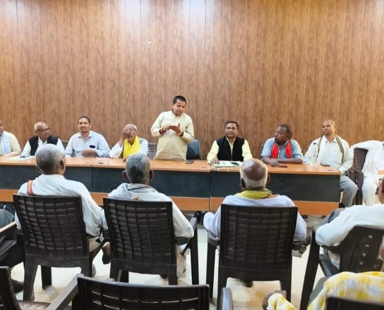 आरक्षण के मुद्दे पर ब्लॉक प्रमुख ने आदिवासी समाज के दिग्गजों के साथ की अहम बैठक