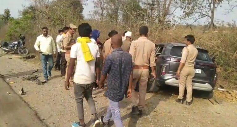 Sonbhadra Accident:विपरीत दिशा से आ रहे ट्रक ने कार में मारी टक्कर, पति की मौत, पत्नी व बेटा घायल 