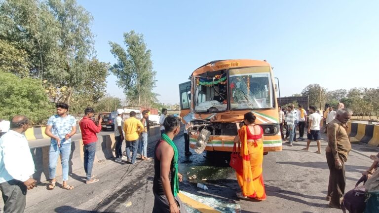 Sonbhadra Accident:रोडवेज बस और ट्रक में आपसी टक्कर,दर्जनों यात्री घायल