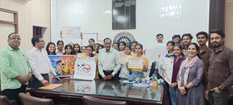 राजकीय इंजीनियरिंग कॉलेज सोनभद्र में नशा मुक्ति परिसर से युवाओं का उज्जवल भविष्य विषय पर पोस्टर प्रतियोगिता